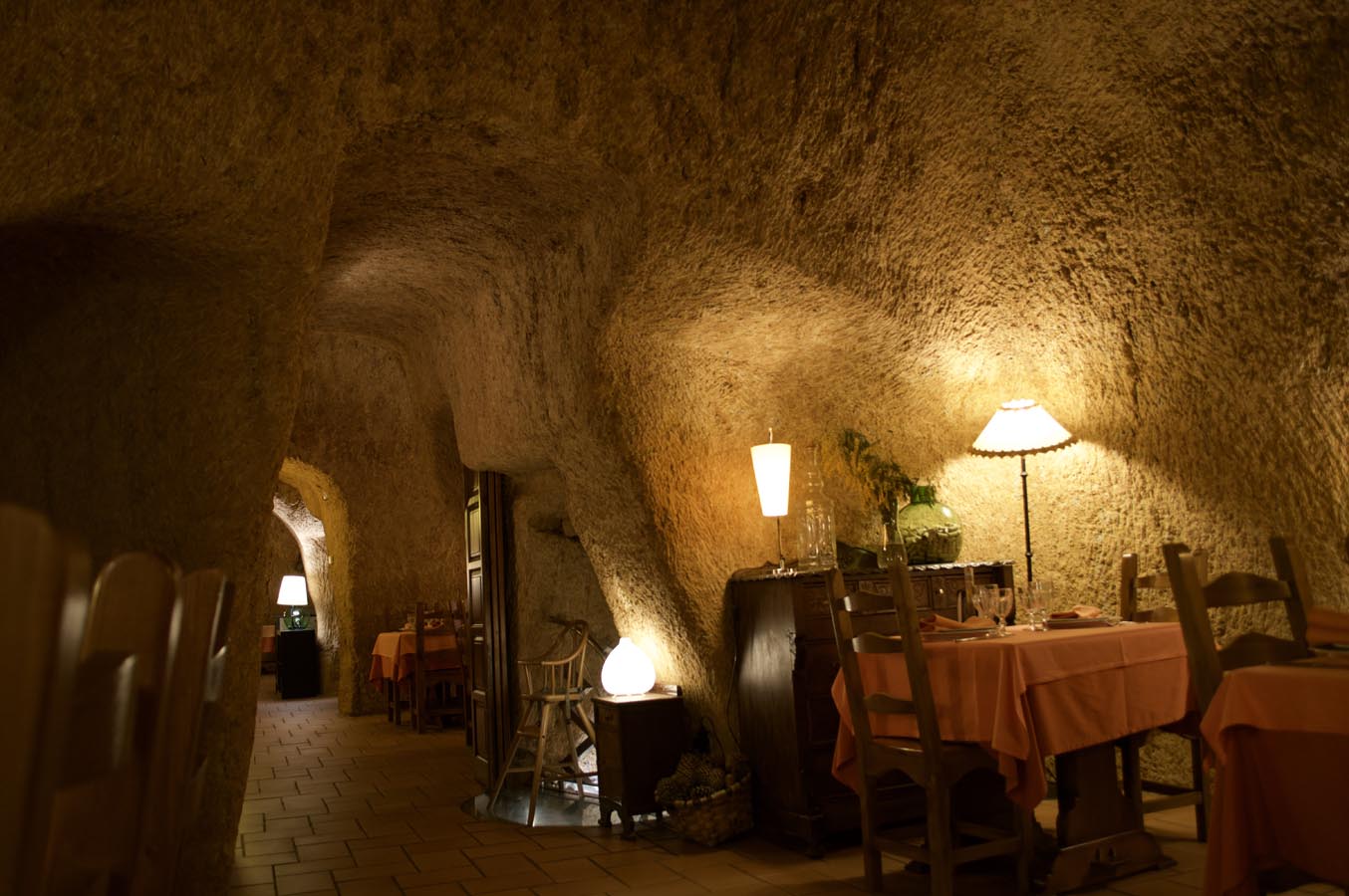 Interior de Cueva Restaurante Los Poinos en Valdevimbre