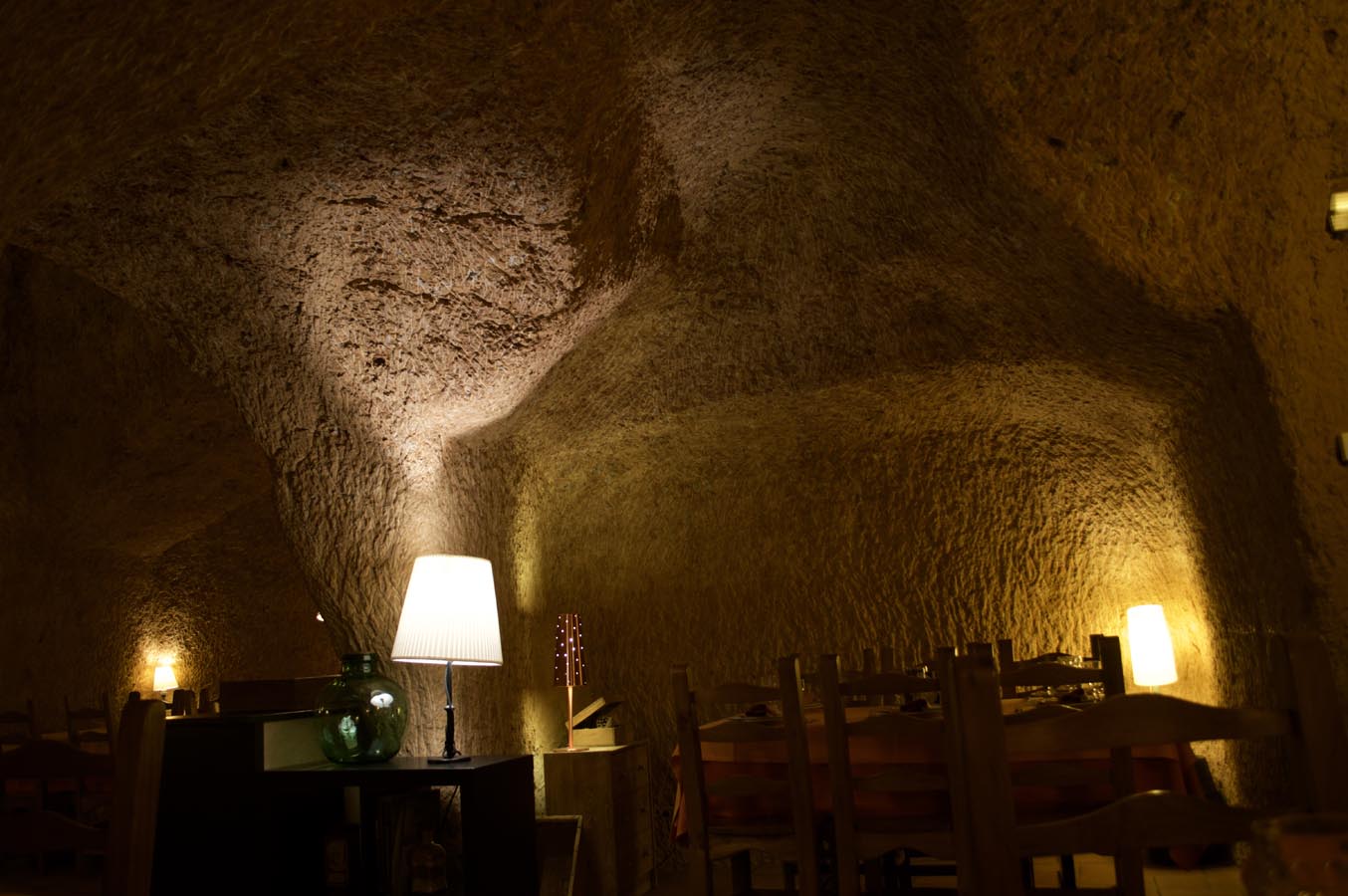 Interior de Cueva Restaurante Los Poinos en Valdevimbre