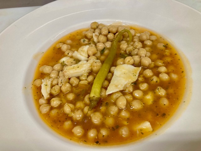 garbanzo caldoso con bacalao