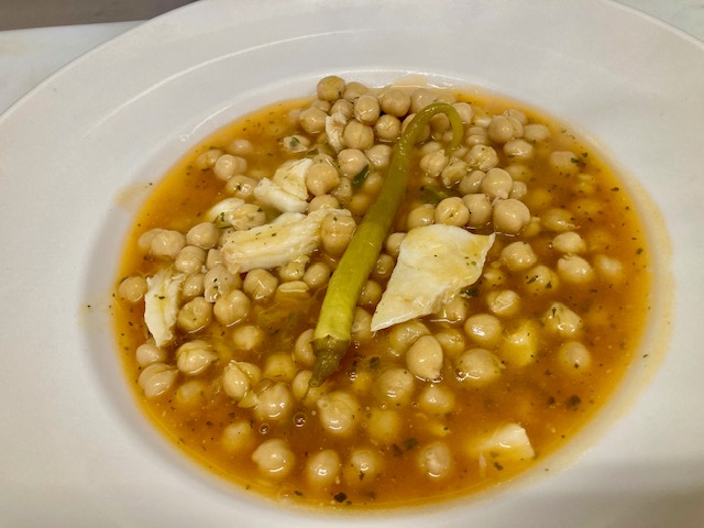 garbanzo caldoso con bacalao 