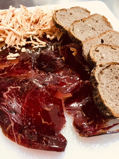 Cecina de vaca marinada en aceite con hígado de pato