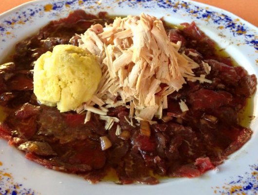 Carpaccio de carne roja con helado de aceite