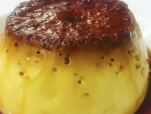 Flan de nata y caramelo de naranja