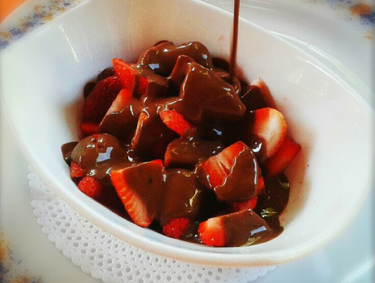 Fresas con chocolate caliente