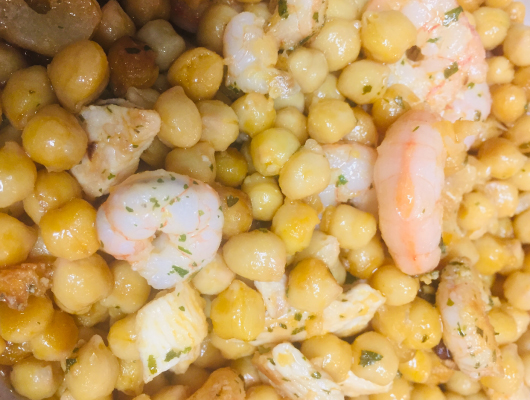 Garbanzos fritos con gambas