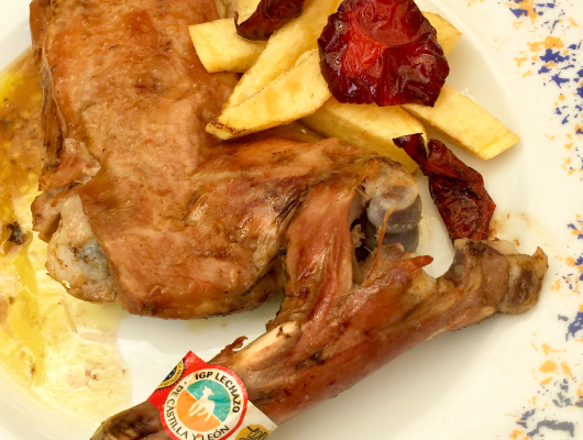 LECHAZO ASADO CON PATATAS Y LECHUGA
