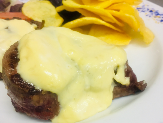 Solomillo de vaca con crema de ajos asados