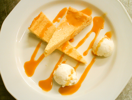 Tarta de Queso, helado y salsa de toffe